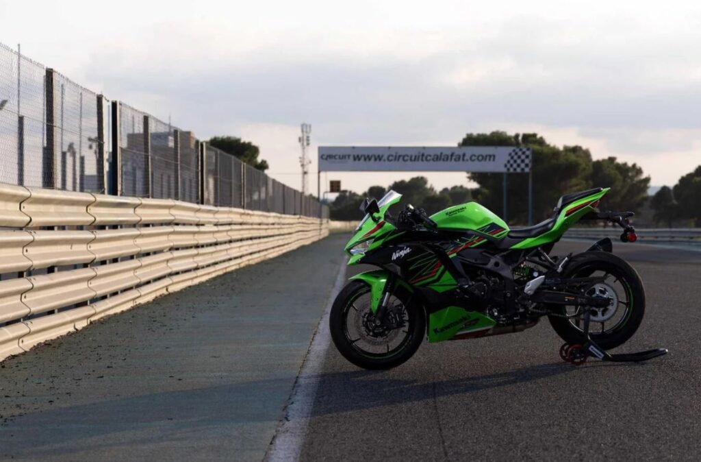 Kawasaki Ninja ZX-25R vai virar moto de corrida - MOTOO