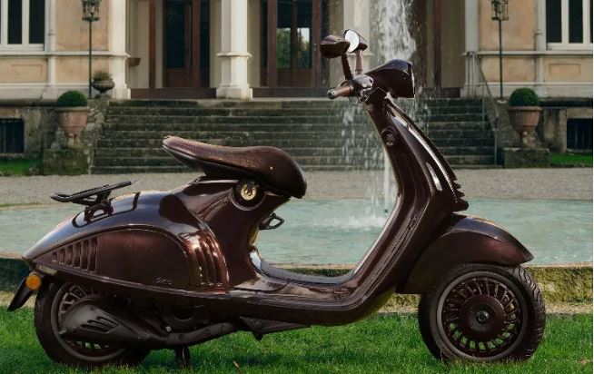 Vespa 946 Horse